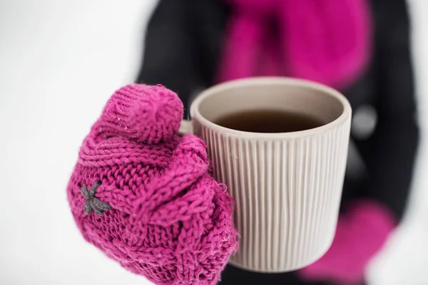 Закрываем глаза на женщину с чайной кружкой на улице зимой — стоковое фото