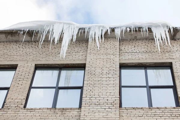 Carámbanos en la fachada del edificio o de la casa — Foto de Stock