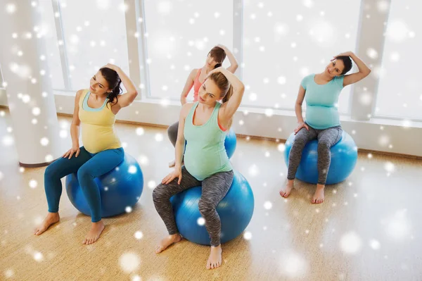 Mulheres grávidas felizes com bolas de exercício no ginásio Imagens Royalty-Free