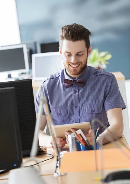 Szczęśliwy kreatywnych mężczyzna urzędniczka z komputera typu tablet — Zdjęcie stockowe