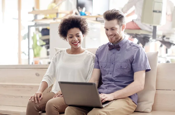 Glückliches Kreativteam mit Laptop im Büro — Stockfoto