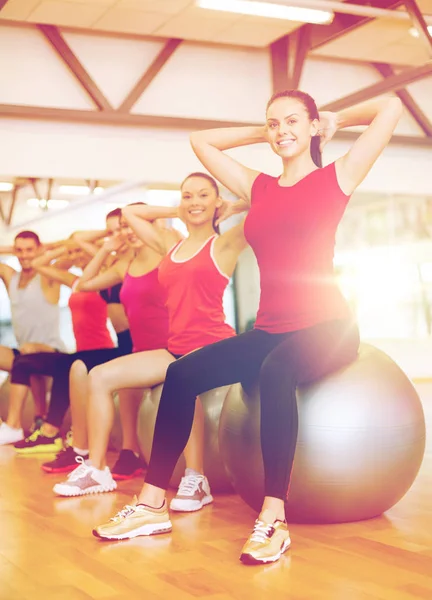 Grupo de personas que trabajan en clase de pilates — Foto de Stock