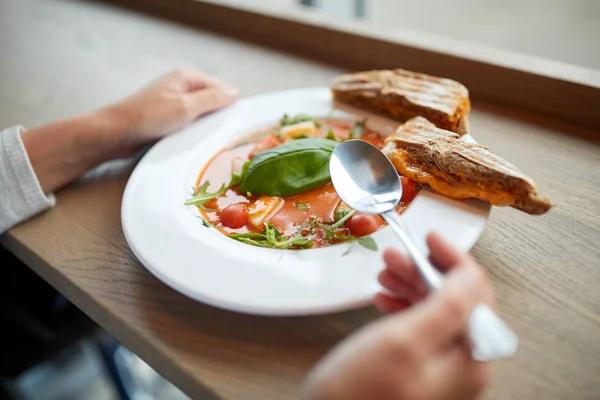 Donna che mangia zuppa di gazpacho al ristorante — Foto Stock