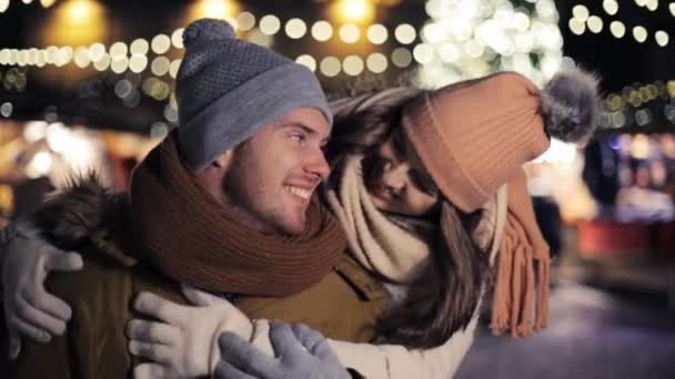 Feliz pareja abrazándose en el mercado de Navidad — Vídeos de Stock