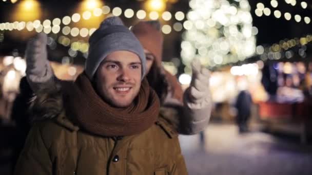 Glückliches Paar hat Spaß auf Weihnachtsmarkt — Stockvideo