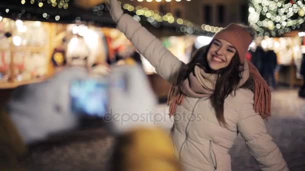 Casal com smartphone fotografando no Natal — Vídeo de Stock