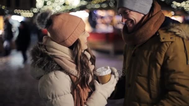 Casal feliz com café no mercado de natal — Vídeo de Stock