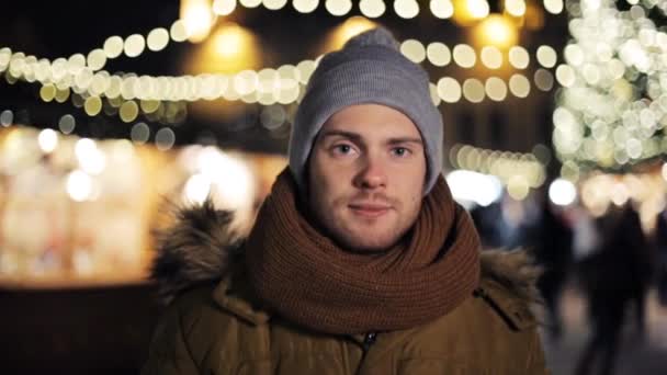 Hombre feliz en sombrero y chaqueta de invierno en Navidad — Vídeos de Stock