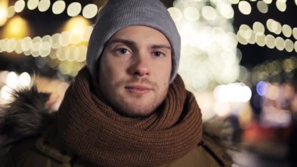 Šťastný muž v klobouku a zimní bundu na Vánoce — Stock video