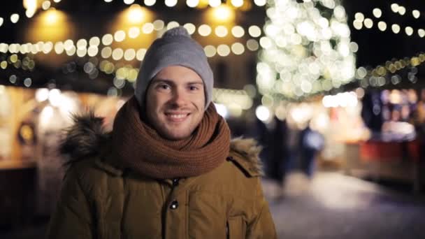 Homem feliz em chapéu e casaco de inverno no Natal — Vídeo de Stock