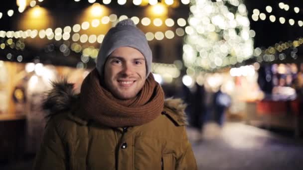 Felice uomo in cappello e giacca invernale a Natale — Video Stock