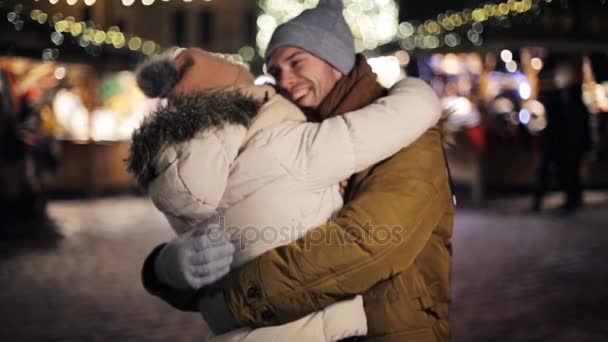 Feliz pareja reunión y abrazos en Navidad — Vídeos de Stock