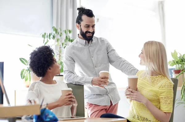 Equipo creativo feliz beber café en la oficina — Foto de Stock