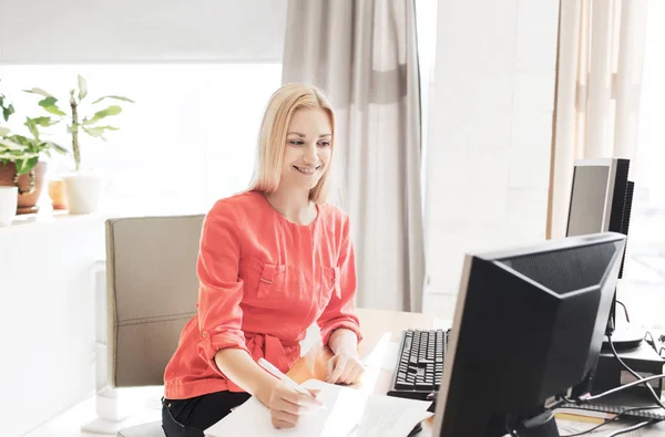 Femme créative écriture pour ordinateur portable au bureau — Photo