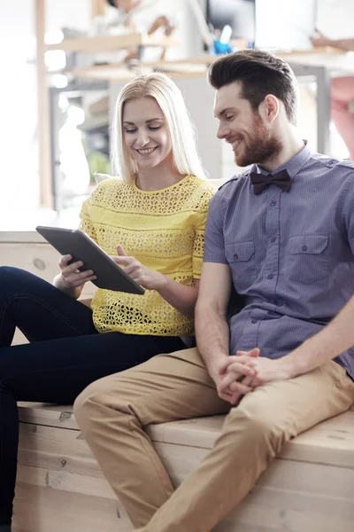 Glückliches Kreativteam mit Tablet-PC im Büro — Stockfoto