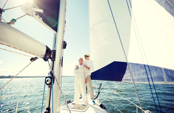 Senior paar knuffelen op zeil boot of jacht in zee — Stockfoto