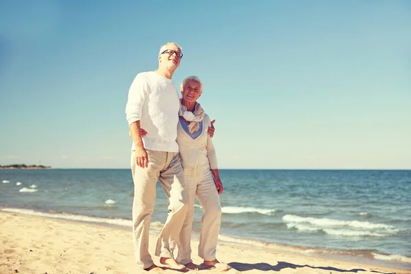 Feliz casal sênior andando ao longo da praia de verão — Fotografia de Stock