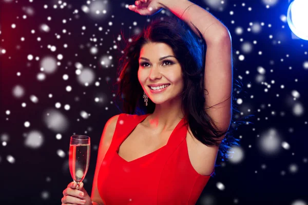 Mooie vrouw met champagne glas bij nightclub — Stockfoto