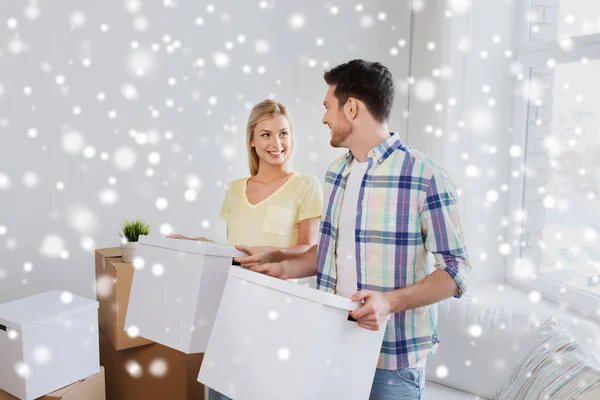 Couple souriant avec de grandes boîtes déménageant dans une nouvelle maison — Photo