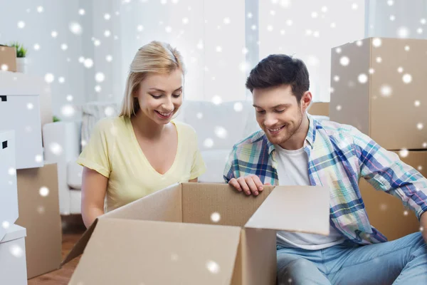 Sonriente pareja con grandes cajas moviéndose a nuevo hogar — Foto de Stock
