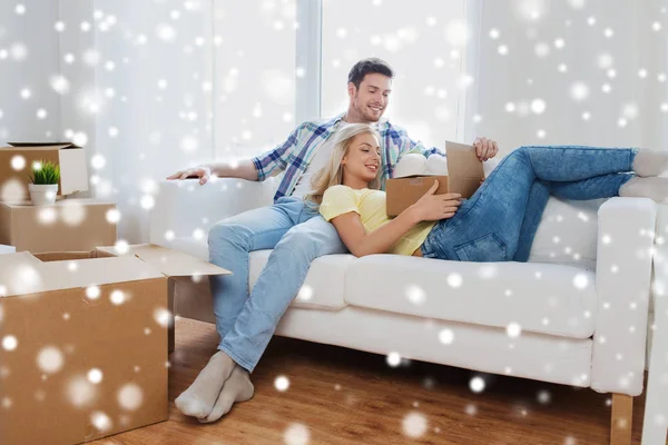 Happy couple with big cardboard boxes at new home — Stock Photo, Image