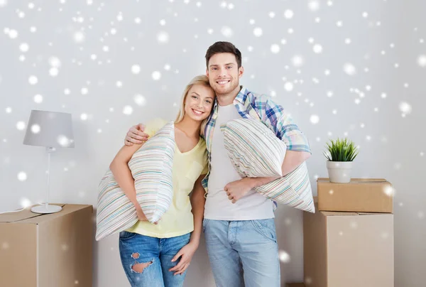 Happy couple with stuff moving to new home — Stock Photo, Image