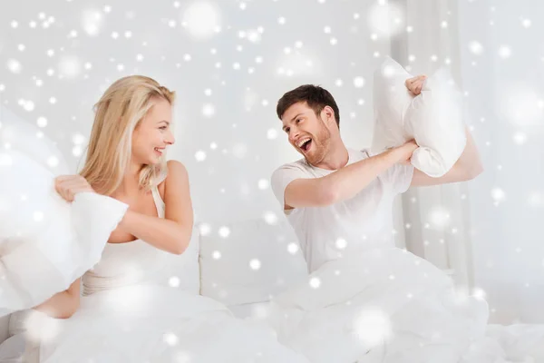 Щаслива пара має постільну бійку в ліжку вдома — стокове фото