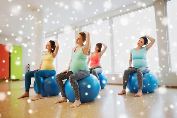 Šťastné těhotné ženy s míčky cvičení v tělocvičně — Stock fotografie