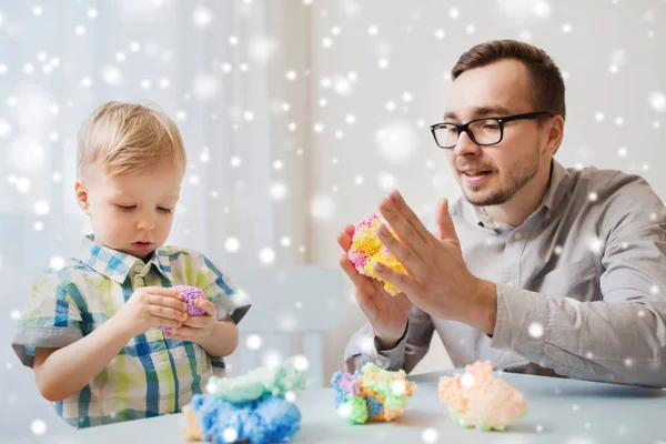 Pai e filho brincando com barro bola em casa — Fotografia de Stock