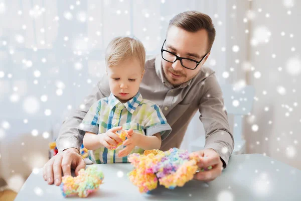 Vader en zoon spelen met ball clay thuis — Stockfoto