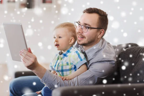 Padre e hijo con tablet PC jugando en casa — Foto de Stock