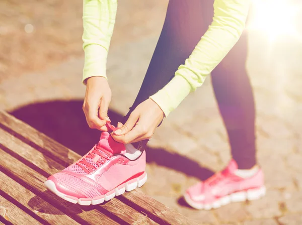 Biegacz kobieta sznurowanie Adidasy buty — Zdjęcie stockowe