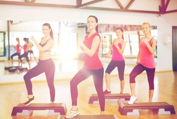 Gruppo di persone sorridenti che fanno aerobica — Foto Stock