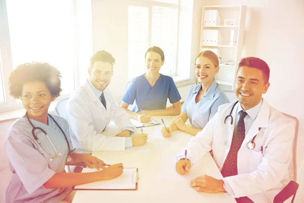 Grupo de médicos felizes reunião no escritório do hospital — Fotografia de Stock