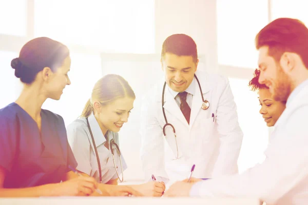 Groupe de médecins heureux réunion au bureau de l'hôpital — Photo