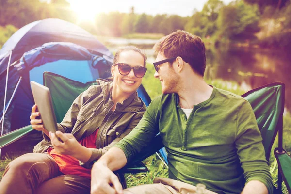 Feliz pareja con la tableta PC en la tienda de campaña —  Fotos de Stock