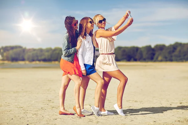 Gruppo di donne sorridenti che fanno selfie sulla spiaggia — Foto Stock