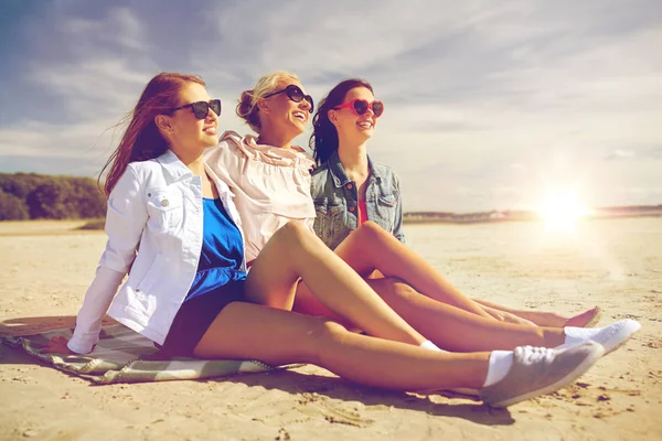 Skupina usmívající se žen v sluneční brýle na pláži — Stock fotografie