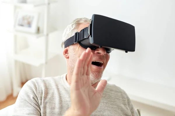 Stary człowiek w zestaw wirtualnej rzeczywistości lub okulary 3d — Zdjęcie stockowe