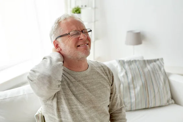 Senior leidet zu Hause unter Nackenschmerzen — Stockfoto