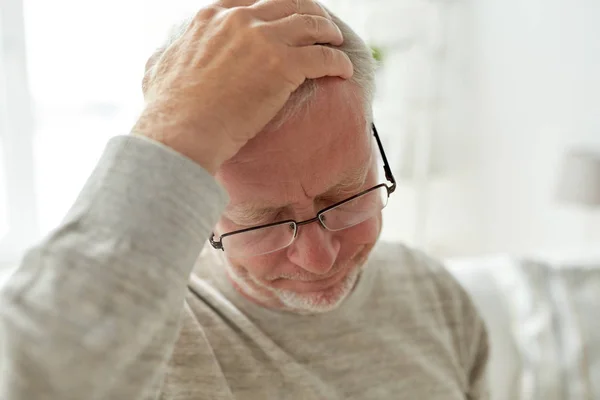 Senior man lijden aan hoofdpijn thuis — Stockfoto