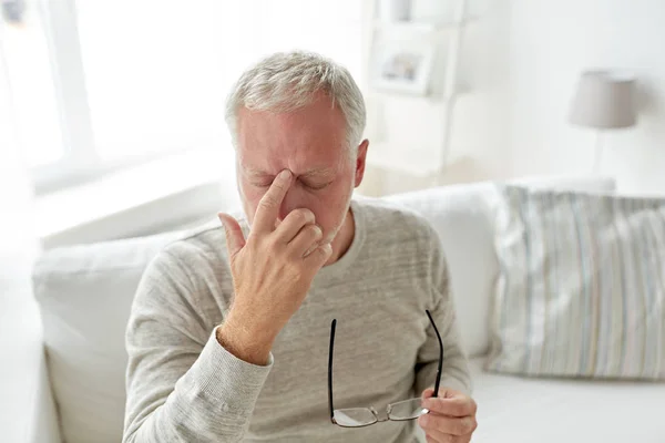 Senior man lijden aan hoofdpijn thuis — Stockfoto