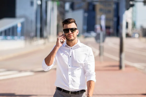 Szczęśliwy człowiek z smartphone wywołanie na miasto ulica — Zdjęcie stockowe