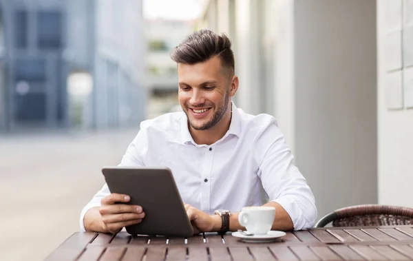 Hombre con PC tableta y café en la cafetería de la ciudad — Foto de Stock