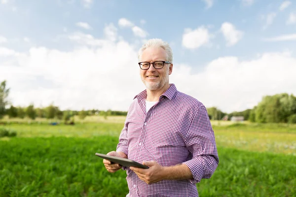 Seniorin mit Tablet-PC im Landkreis — Stockfoto