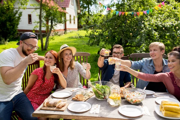 Glückliche Freunde feiern im Sommergarten — Stockfoto