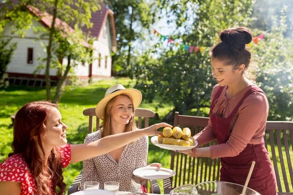 Glückliche Freunde beim Abendessen bei sommerlicher Gartenparty — Stockfoto