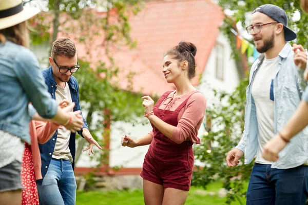 Znajomych szczęśliwy taniec summer party w ogrodzie — Zdjęcie stockowe