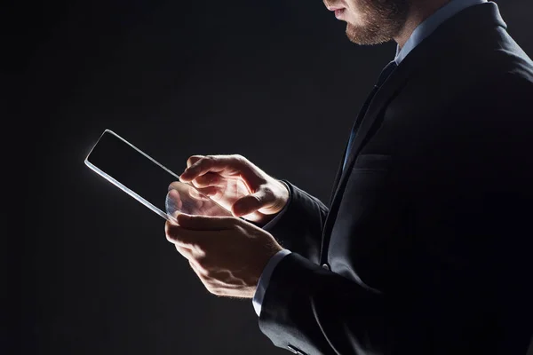 Κοντινό πλάνο του επιχειρηματία με διαφανή tablet pc — Φωτογραφία Αρχείου