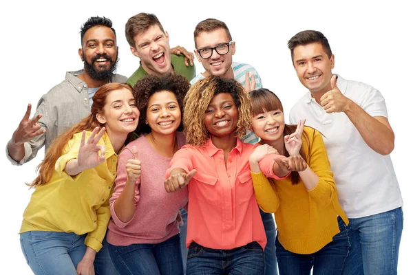 Grupo internacional de personas mostrando pulgares hacia arriba —  Fotos de Stock